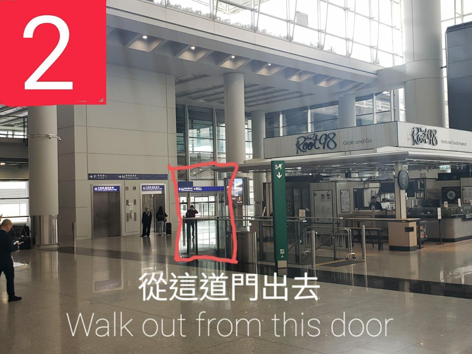 機場的士上客位置第二步：由指定出口離開